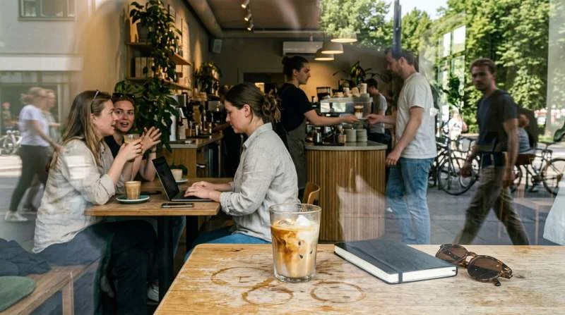 Viral Cloud Coffee-drink med espresso och kokosvatten på kafébord i livlig miljö