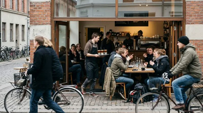 Barista serverar espresso tonic till gäster på ett svenskt kafé