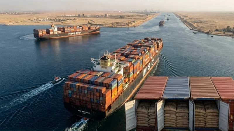 Containerfartyg lastat med kaffe passerar Suezkanalen under Röda havets konflikt 2024