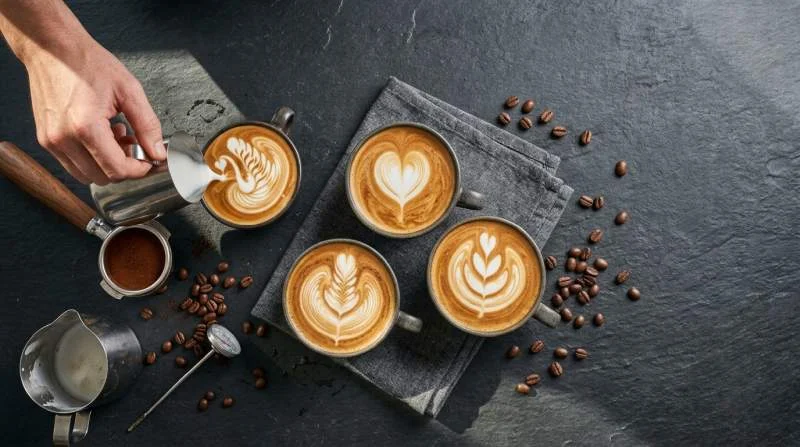 Latte art med hjärta, tulpan, rosetta och svan i kaffekopp